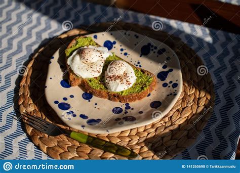 Brinde Do Abacate Ovos Escalfados Foto De Stock Imagem De Fritado