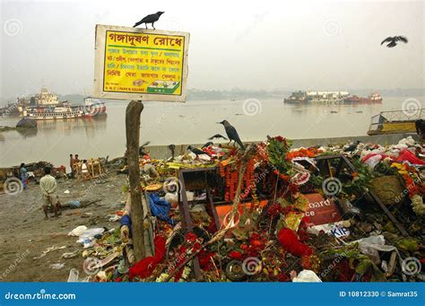 Ganga River Pollution In Kolkata. Editorial Image - Image: 10812330