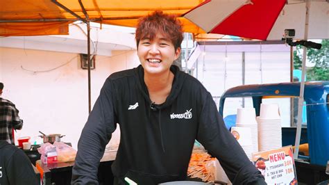 Hot boy Hàn Quốc Woossi mở xe bán Tokbokki mừng thành tích 1 triệu subs trên kênh YouTube cá