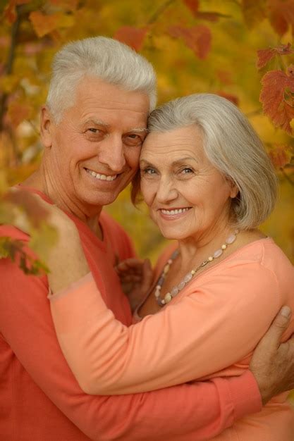 Retrato De Um Casal Feliz De Idosos No Parque Outono Foto Premium