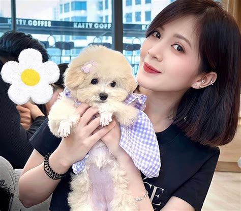 Hot girl đồng phục khoe da thịt cùng váy áo gợi cảm mặt búng ra sữa nhưng body nuột nà Người