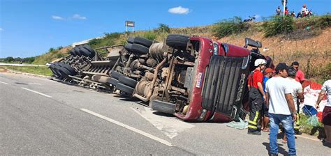 Motorista Sobra Em Curva E Tomba Carreta Carregada De Sal Na BR 405 Em