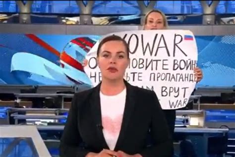 Rusia Mujer Que Protest Contra La Guerra En Televisi N Se Enfrenta A