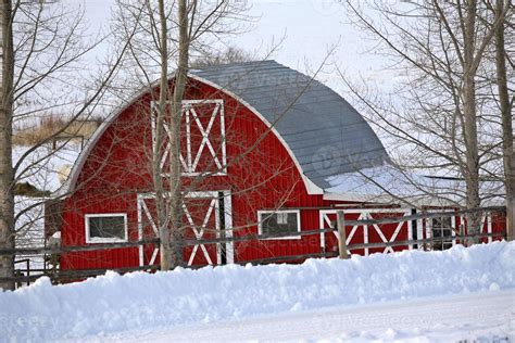 Red barn in winter 6479783 Stock Photo at Vecteezy