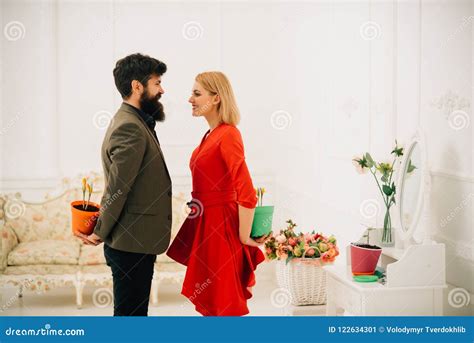 Het Concept Van De Verrassing Man En Vrouwenhuiden Ingemaakte Bloemen Als Verrassing Familie