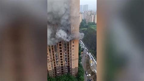 【重庆一高楼住宅发生火灾 23岁女子爬到窗外避险不幸坠楼身亡】重庆市南岸区消防救援支队官方微博6月2日发布火情通报称，6时31分，南岸区一住宅发生火灾。市消防救援总队迅速调集辖区消防救援力量