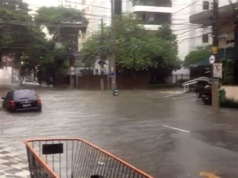 G1 Chuva Em SP Deixa Grupo Ilhado Em Carro Em Rua De Moema Veja