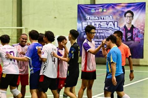 Main Futsal Bareng Anak SMA Alam Ganjar Ingatkan Jangan Golput