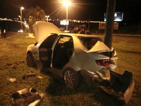 G1 Ladrões Batem Carro Roubado Em Poste Durante Perseguição No Df Notícias Em Distrito Federal