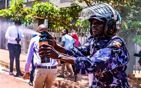 Police Officer Suspended For Pepper Spraying Journalists Kmaupdates