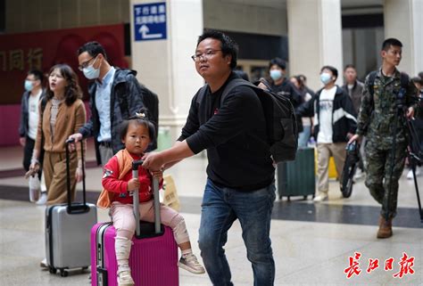 提前迎高峰，武汉三大火车站今送客35万人次武汉新闻中心长江网cjncn