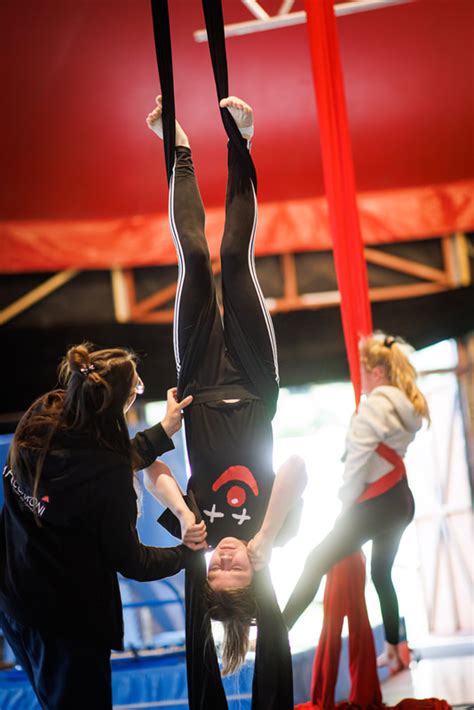 Danse aérienne sur tissu corde et trapèzes LE MEMÔ LIEU DE FABRIQUE