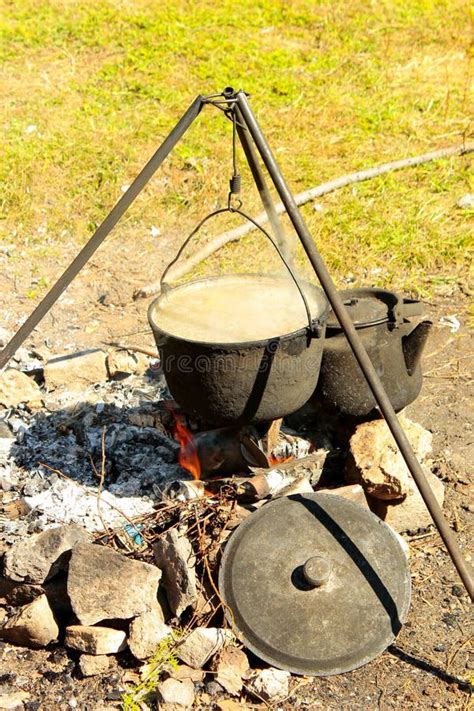 Caldero Con Sopa De Pescado En Fuego Abierto Imagen De Archivo Imagen