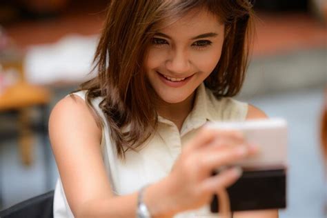 Premium Photo Portrait Of Smiling Woman Using Mobile Phone