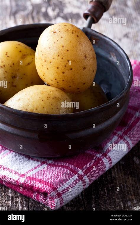 Gekochte Kartoffeln In Einer Alten Pfanne Hi Res Stock Photography And