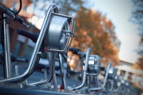 Fila De Las Bicis Parqueadas En La Acera Foto De Archivo Imagen De