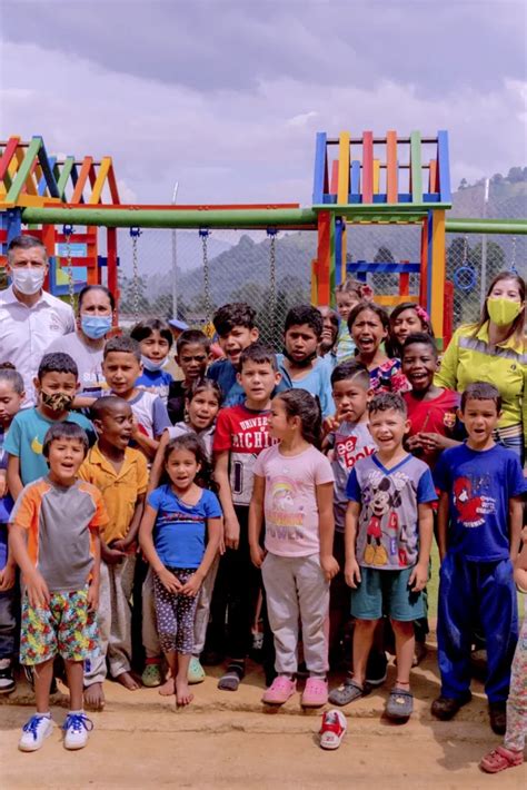 Actúa Como Institución Educativa Botellas de amor Colombia