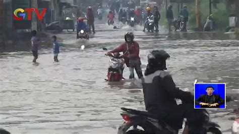 Aliran Sungai Citarum Meluap Kecamatan Di Bandung Terendam Banjir