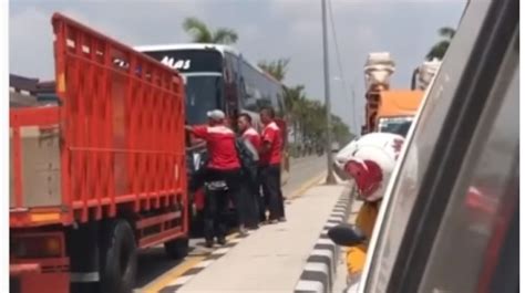 Viral Video Sopir Truk Adang Bus Lawan Arus Malah Dikeroyok Di Lamongan