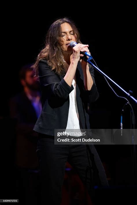 Singer Susanna Hoffs Founding Member Of The Bangles Performs News