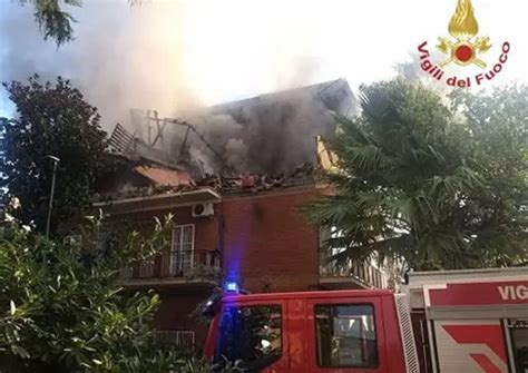 Incendio Esplosione E Crollo Del Solaio Tre Feriti Evacuata Una