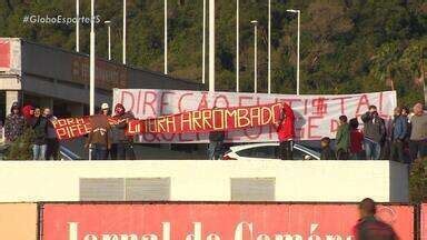 Globo Esporte Rs Torcedores Protestam Em Treino Do Inter Globoplay