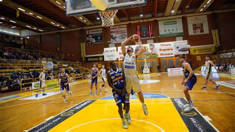 Basket Derby Vincente Per Lallianz Pazienza E Regalo Ai Tifosi La