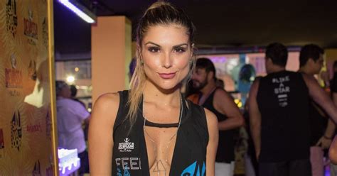 Flávia Vianna apostou em decote generoso para o show de Paris Hilton no