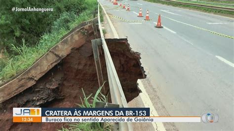 Chuva Abre Cratera Na Pista E Interdita Parte Da Br Tr Nsito Go G