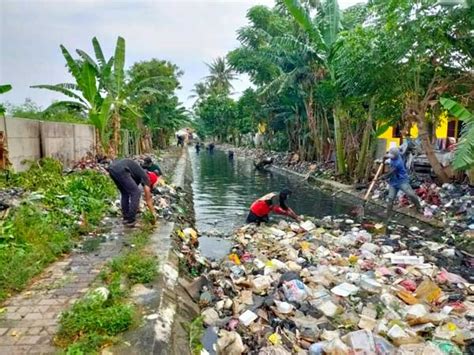 Sampah Menumpuk Di Kali Perbatasan Desa Tanjung Pasir Dan Desa Lemo