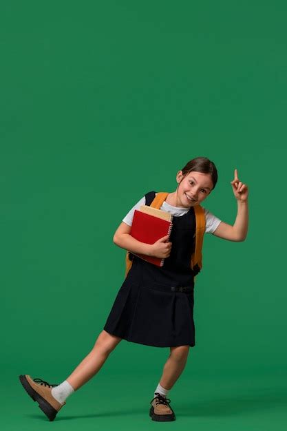 Portrait de jeune fille étudiant dans uniforme scolaire Photo