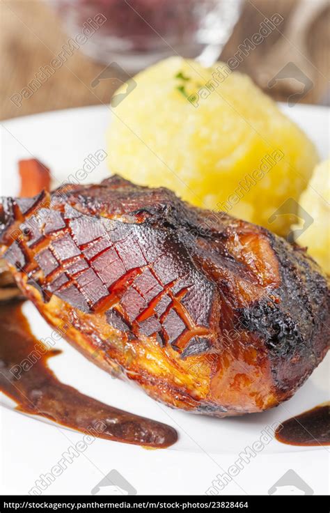 Schweinebraten Mit Kartoffelkn Del Lizenzfreies Foto