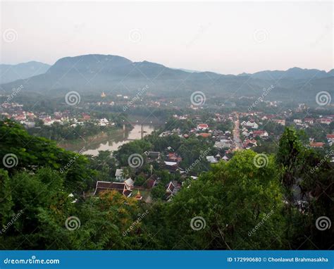 Vista Del Paisaje Nocturno Desde El Templo Phu Si Sobre La Provincia