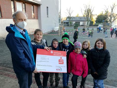 Grundschule Elversberg Erh Lt Spende Von Der Kew F R Neuen Schulhof