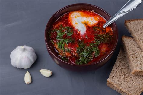 Borscht Ruso Con Crema Agria Ajo Y Pan Foto Premium