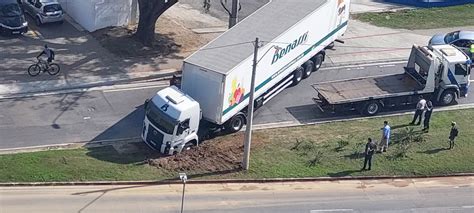 Carreta fica presa no canteiro central do Vidoca e bloqueia tráfego