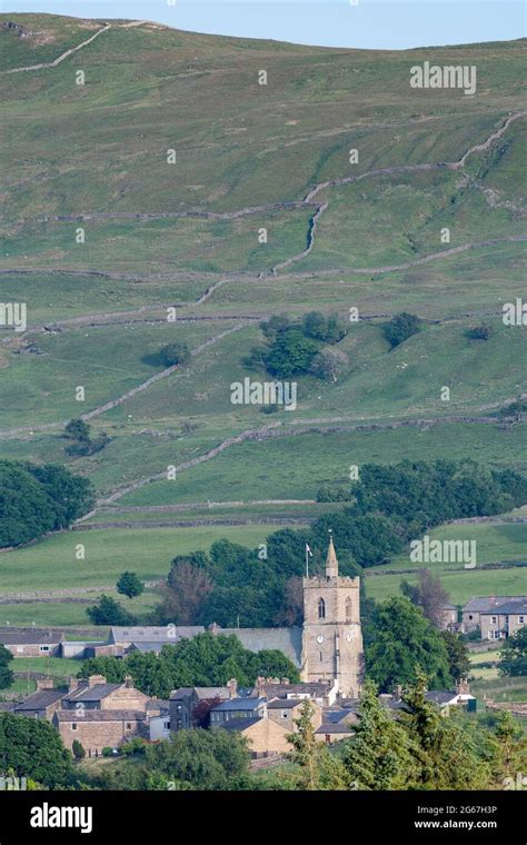 St Margarets Parish Church In Hawes With Yorburgh Hill Behind