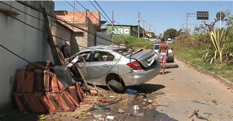 V Deo Carro Capota Voa S Margens Da Br Bate Em Um Poste E