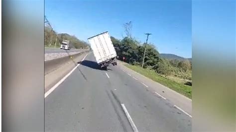 Vídeo mostra ciclone tombando caminhão na BR 101 em SC Metrópoles