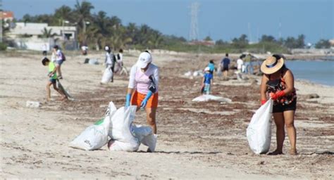 Miles de personas se unen para limpiar las playas en Yucatán Punto Medio