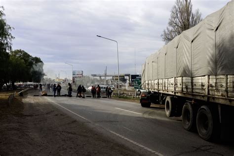 Corte Caos Y Furia En Los Puentes Carreteros Casi Atropella A Los