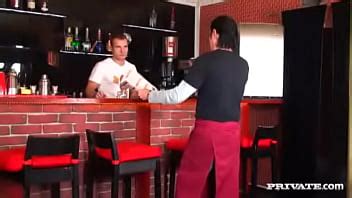 La Chica Sexy Henessy Se Viste Y Luego Se Folla Al Cantinero Local XVIDEOS