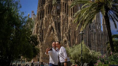 Milhares De Pessoas Protestam Em Barcelona Contra O Excesso De Turismo