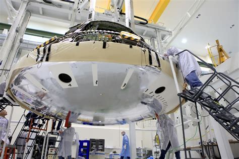 Nasa S St Orion Spaceship Gets World S Largest Heat Shield Photos