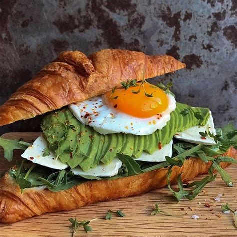 Croissant Con Aguacate Y Huevo Food Soul Food Wine Recipes