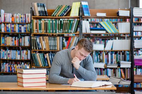 Estudante Masculino O Livro Aberto Que Trabalha Em Uma Biblioteca