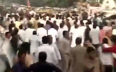 Lucknow Akhilesh And Shivpal Supporters Clash Outside Sp Office