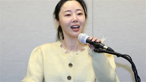 Reporter Memuji Visual Min Hee Jin Di Konferensi Pers Ceo Kamu