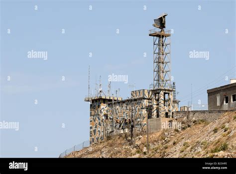 Torre Militare Di Radar E Antenne Foto Stock Alamy