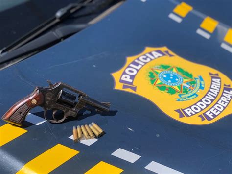 Prf Prende Homem Por Porte Ilegal De Arma De Fogo Na Dutra — Polícia